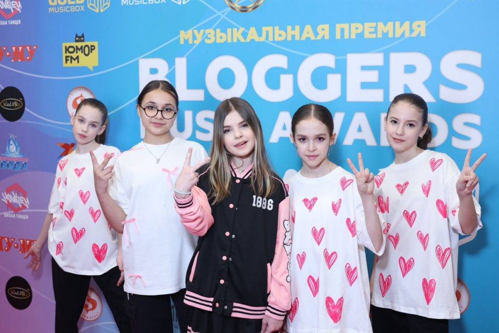 Юная певица и телеведущая Есения Харламова